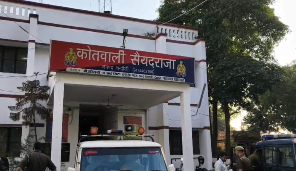 Kashi Ki Aawaz | चंदौली: जन सेवा केंद्र से पैसे निकालकर लौट रही महिला से 25 हजार की ठगी, जेवर भी ले उड़ा उचक्का