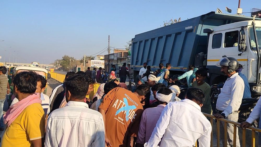 Kashi Ki Aawaz | अलीनगर में तेज रफ्तार बाइक की टक्कर से छात्रा गंभीर घायल।