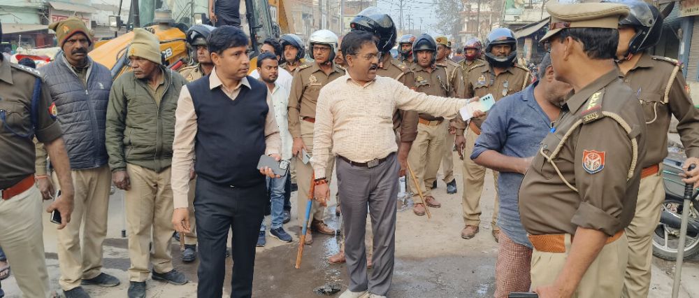 Kashi Ki Aawaz | पंडित दीनदयाल उपाध्याय नगर में चला अतिक्रमण हटाओ अभियान, जीटी रोड पर प्रशासन की सख्ती।