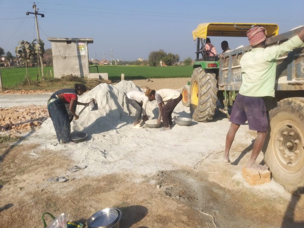 Kashi Ki Aawaz | पढ़ने की उम्र में फावड़ा उठा रहा मासूम: सड़क निर्माण में लगा नाबालिग, विभागीय लापरवाही पर सवाल।