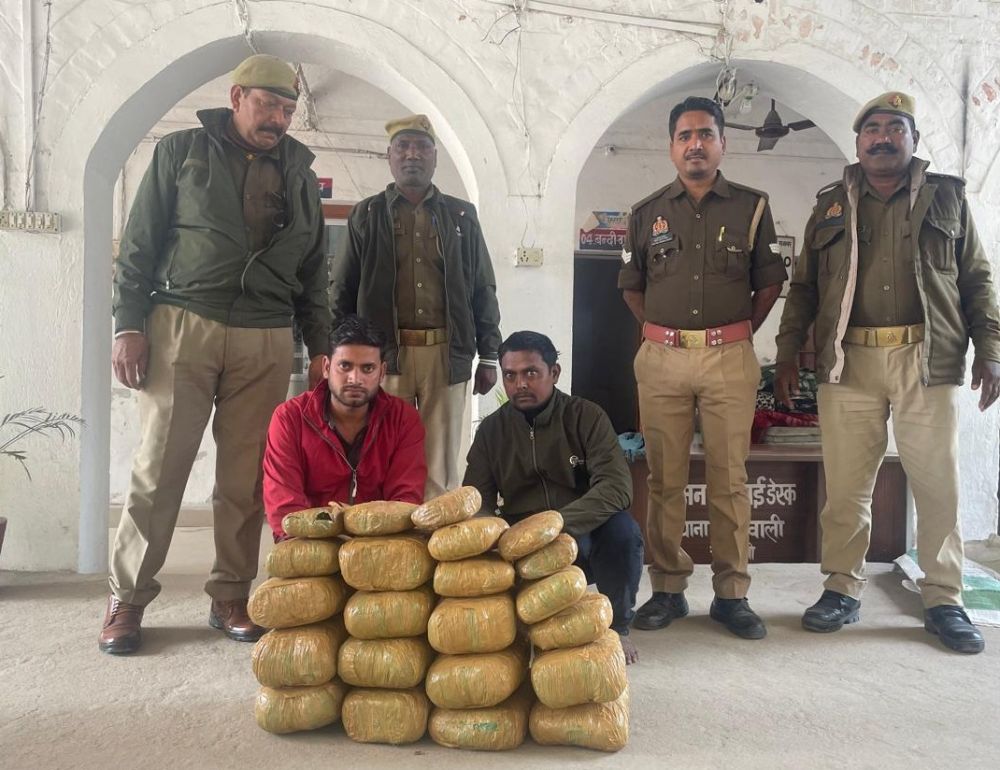 टैक्सी की छत में बना रखा था गुप्त खांचा, 32 किलो 300 ग्राम गांजा बरामद; उड़ीसा से बिहार जा रही खेप पकड़ी। || KashiKiAawaz