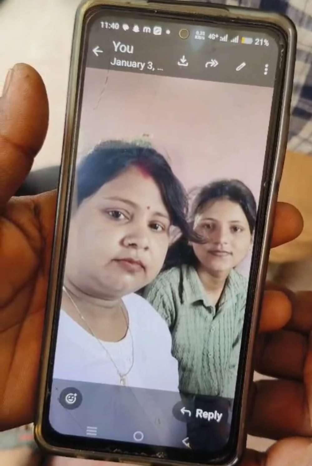 छत से गिरकर आशा बहू की मौत, अमरूद तोड़ते समय बिगड़ा संतुलन। || KashiKiAawaz