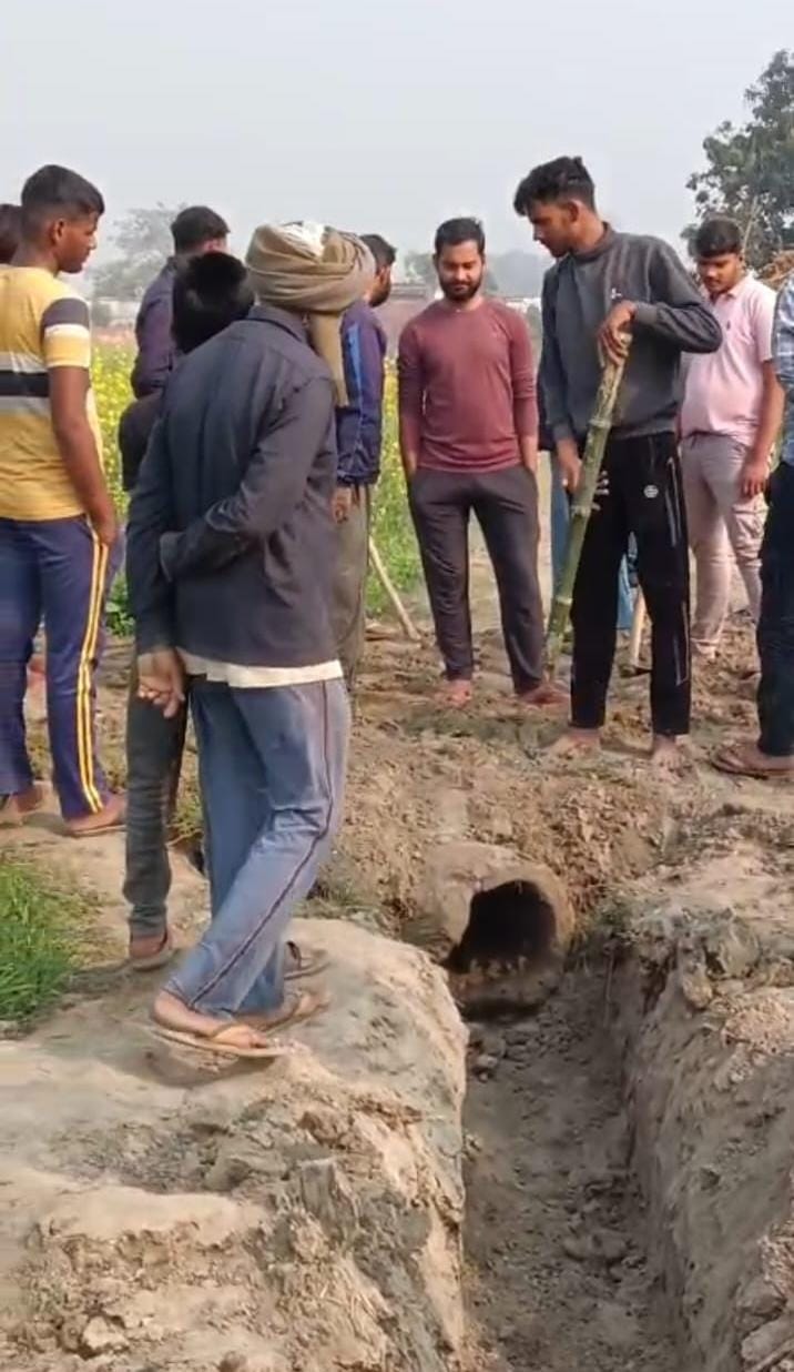 कुसुम्ही गांव में जल निकासी संकट: जनप्रतिनिधियों से निराश ग्रामीणों ने चंदा जुटाकर खुद बनाई नाली। || KashiKiAawaz