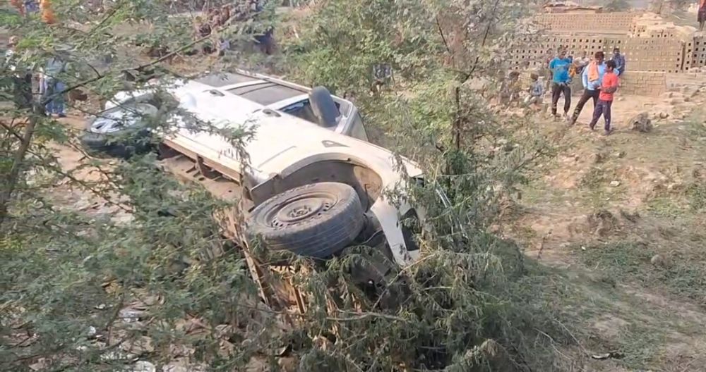 तेज रफ्तार का कहर: स्कूल से लौट रहे मासूम भाई की मौत, बहन जिंदगी की जंग लड़ रही। || KashiKiAawaz