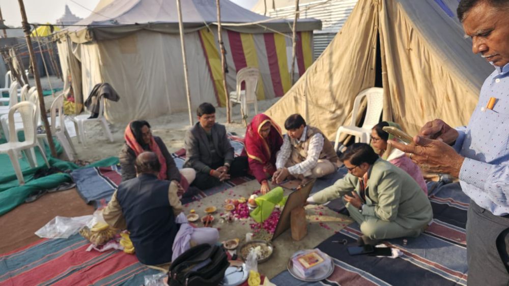 Kashi Ki Aawaz | दवा व्यवसायी रोहिताश पाल की हत्या पर नीमा चिकित्सकों में रोष, शोकसभा कर दी श्रद्धांजलि।