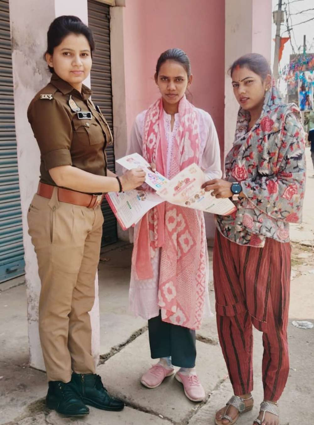 Kashi Ki Aawaz | चंदौली पुलिस ने मिशन शक्ति अभियान फेज-5.0 के तहत महिलाओं और बालिकाओं को किया जागरूक।