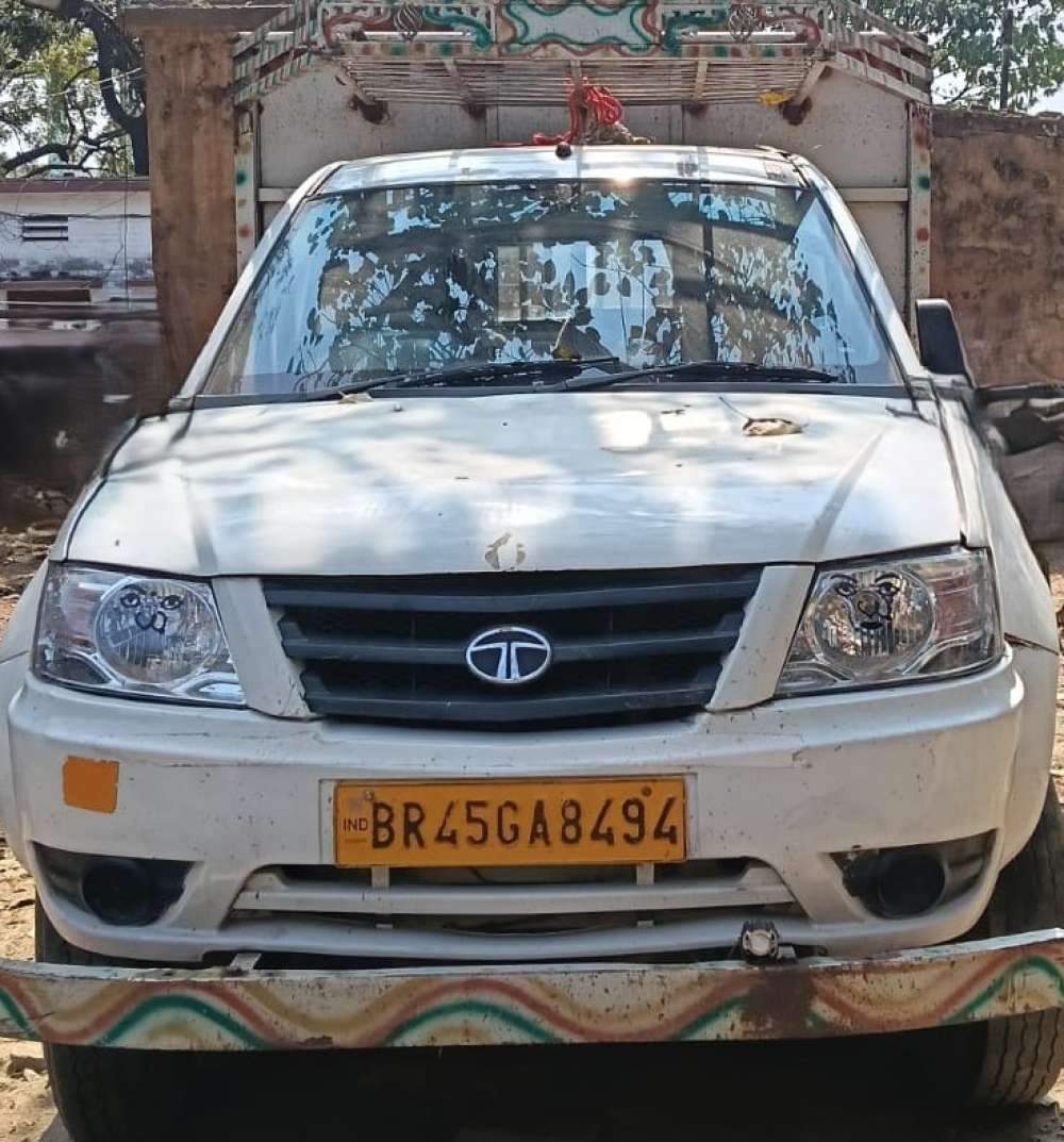 सैयदराजा में बड़ी कार्रवाई: 2 पिकअप से 18 गोवंश बरामद, एक गाय मृत। || KashiKiAawaz