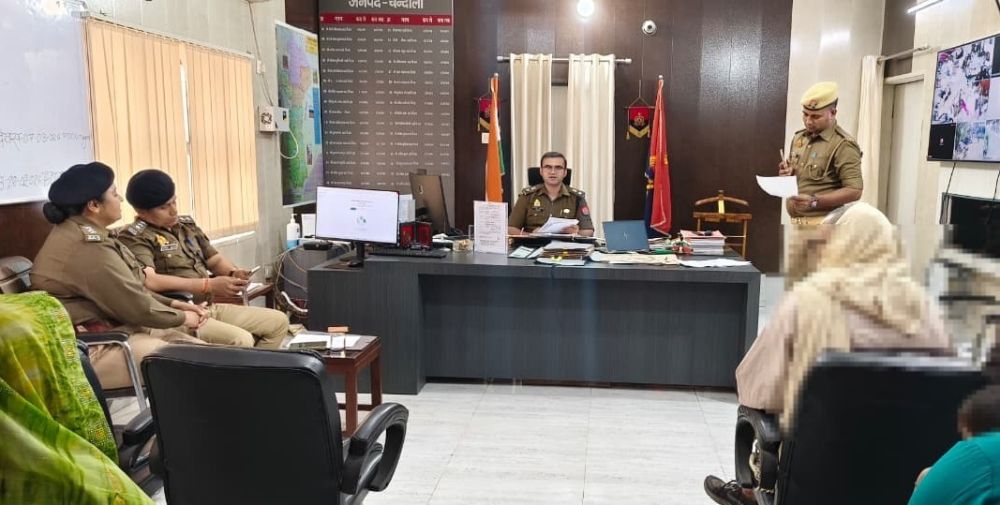 चन्दौली: जनता दर्शन में पुलिस अधीक्षक ने सुनीं 33 फरियादियों की समस्याएं, त्वरित निस्तारण के निर्देश। || KashiKiAawaz