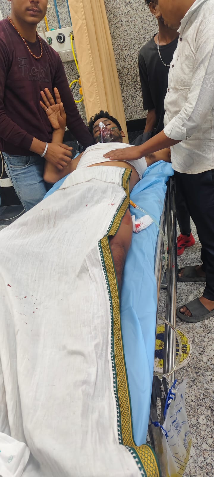 चार युवकों को गोली लगी, हालत गंभीर। || KashiKiAawaz