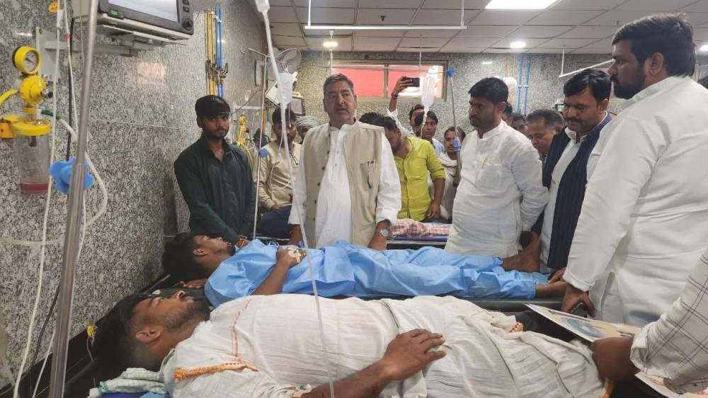 मुगलसराय गोलीकांड: सांसद वीरेंद्र सिंह ने घायलों का हाल जाना। || KashiKiAawaz