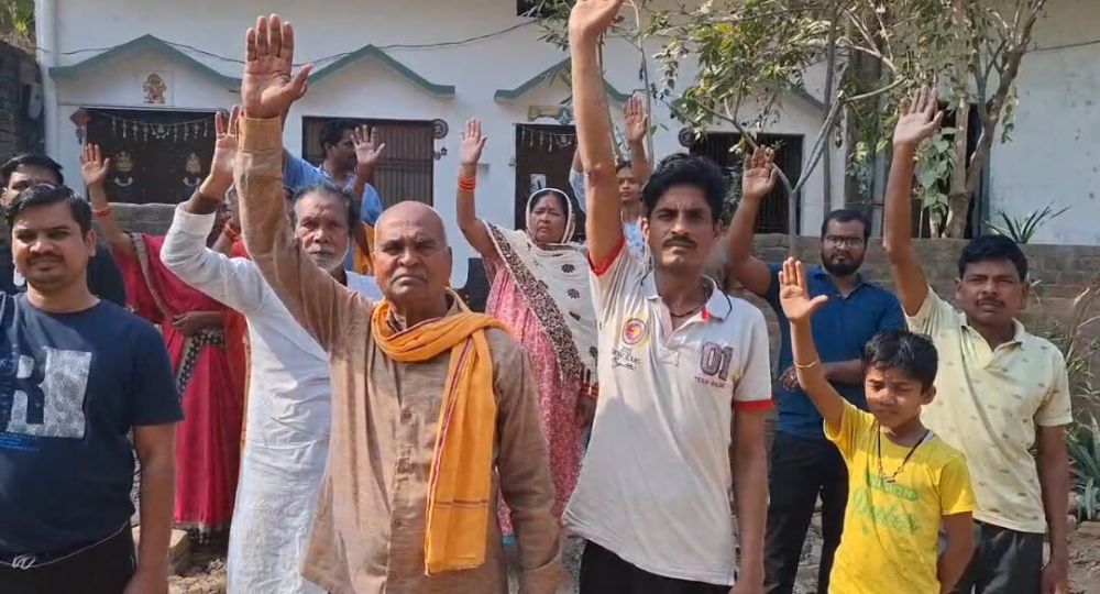 ग्रामीणों ने रेलवे लाइन विस्तार का विरोध किया। || KashiKiAawaz