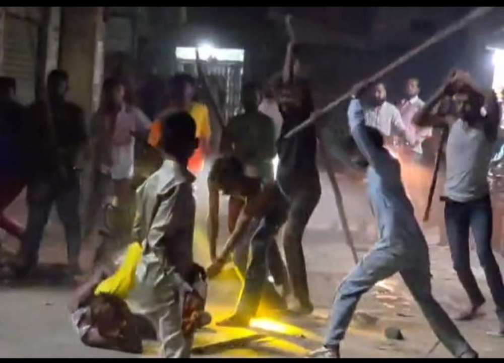 डीडीयू रेलवे सर्कुलेटिंग एरिया में नशेड़ियों का खूनी संघर्ष। || KashiKiAawaz