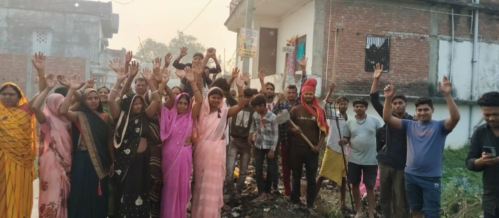 ग्रामीणों ने खुद संभाली नाली सफाई की कमान। || KashiKiAawaz