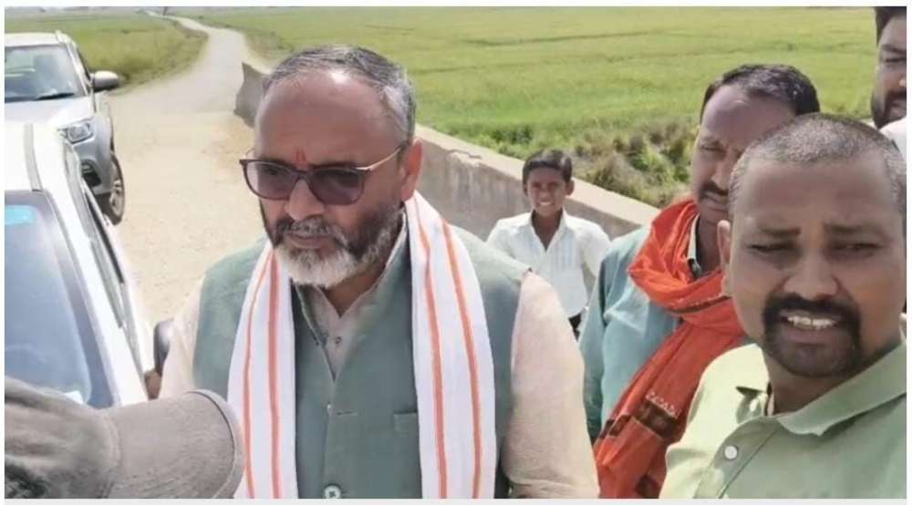 सरकारी जमीन पर अवैध कब्जा, ग्राम प्रधान व सचिव की मिली भगत से अन्यत्र बनवाया जा रहा अन्नपूर्णा भवन। || KashiKiAawaz