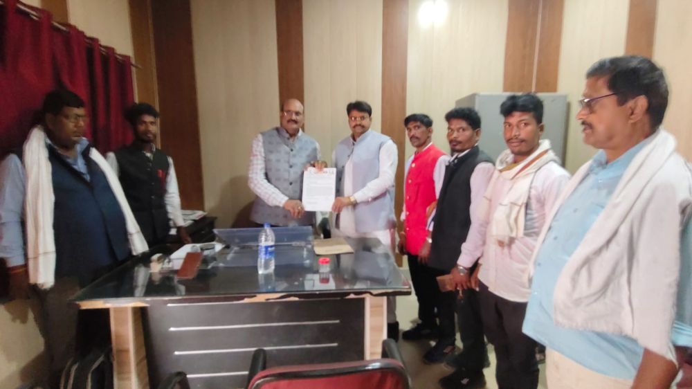 खरौंधी गांव में जन समस्याओं  को लेकर अपना दल एस युवा मंच के नेतृत्व में युवाओं ने खण्ड विकास अधिकारी को सौंपा ज्ञापन,। || KashiKiAawaz