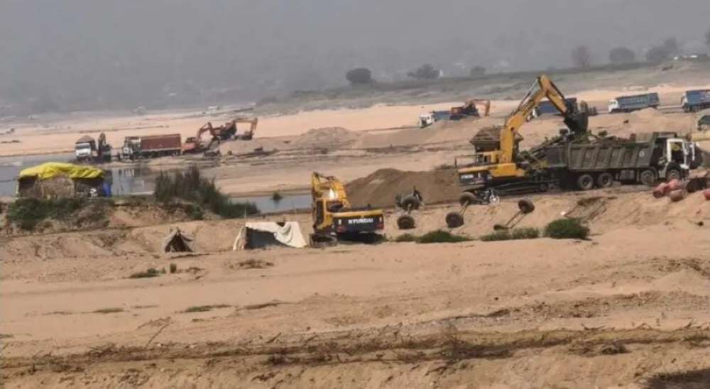 सोनभद्र में बालू रेत का काला खेल हाईटेंशन लाइन के नीचे बालू मौत का खनन, सिस्टम फेल या मिलीभगत का खेल। || KashiKiAawaz