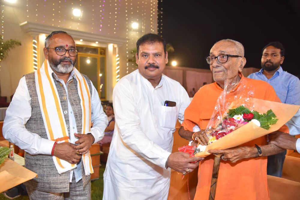 होली मिलन समारोह का भव्य आयोजन किया गया। || KashiKiAawaz