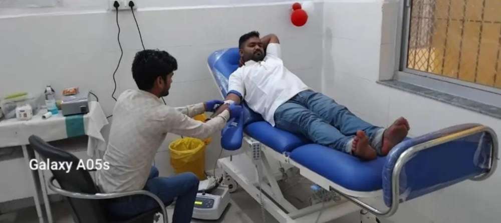 वाह! ग्राम प्रधान बलराज मोर्या ने पेश की मानवता की मिसाल ब्लड डोनेट कर बचाई महिला की जान। || KashiKiAawaz