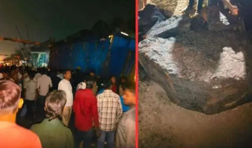 ट्रक से गिरे कोयले के टुकड़े से युवक की मौत, दूसरा गंभीर, रेलवे ट्रैक पर शव रखकर ग्रामीणों ने किया प्रदर्शन। || KashiKiAawaz