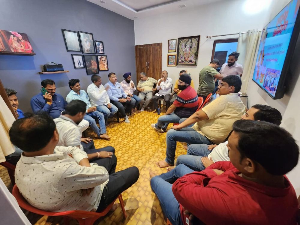 सोनभद्र 21 मार्च उत्तर प्रदेश उद्योग व्यापार संगठन की एक आवश्यक बैठक आयोजित की गई। || KashiKiAawaz