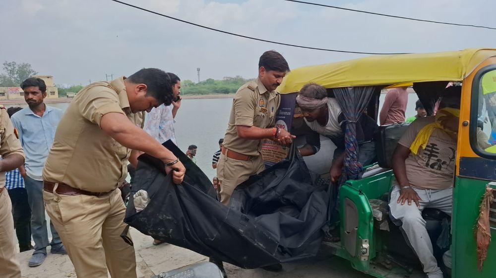 मुगलसराय: मानसरोवर तालाब में युवक डूबा 18 वर्षीय जाहिद का शव बरामद, पुलिस जांच में जुटी। || KashiKiAawaz