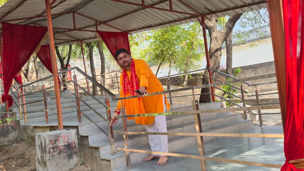 Kashi Ki Aawaz | भ्रष्टाचार की भेंट चढ़ रहा काली मंदिर सौंदर्यीकरण, घटिया रेलिंग निर्माण जनता में आक्रोश।