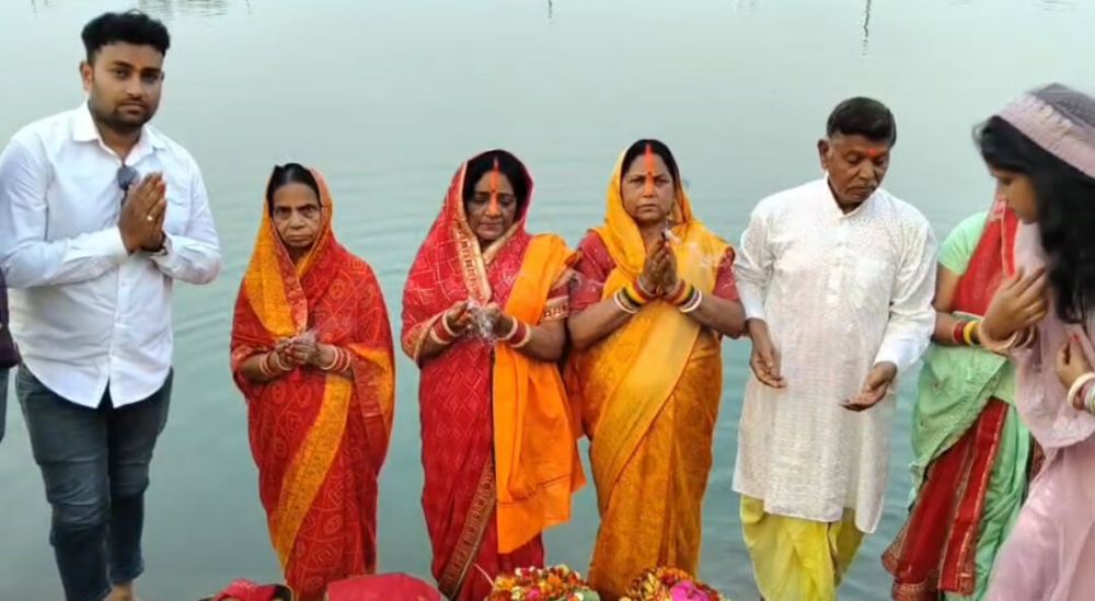 चैती छठ:व्रतियों ने अस्ताचलगामी सूर्य को अर्घ्य दिया। || KashiKiAawaz