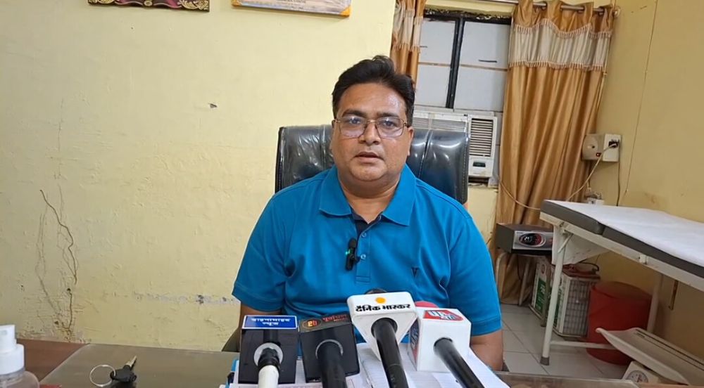 महिला सफाई कर्मी का रेलवे ट्रैक पार करते समय हुआ हादसा  बीएचयू ट्रॉमा सेंटर रेफर। || KashiKiAawaz