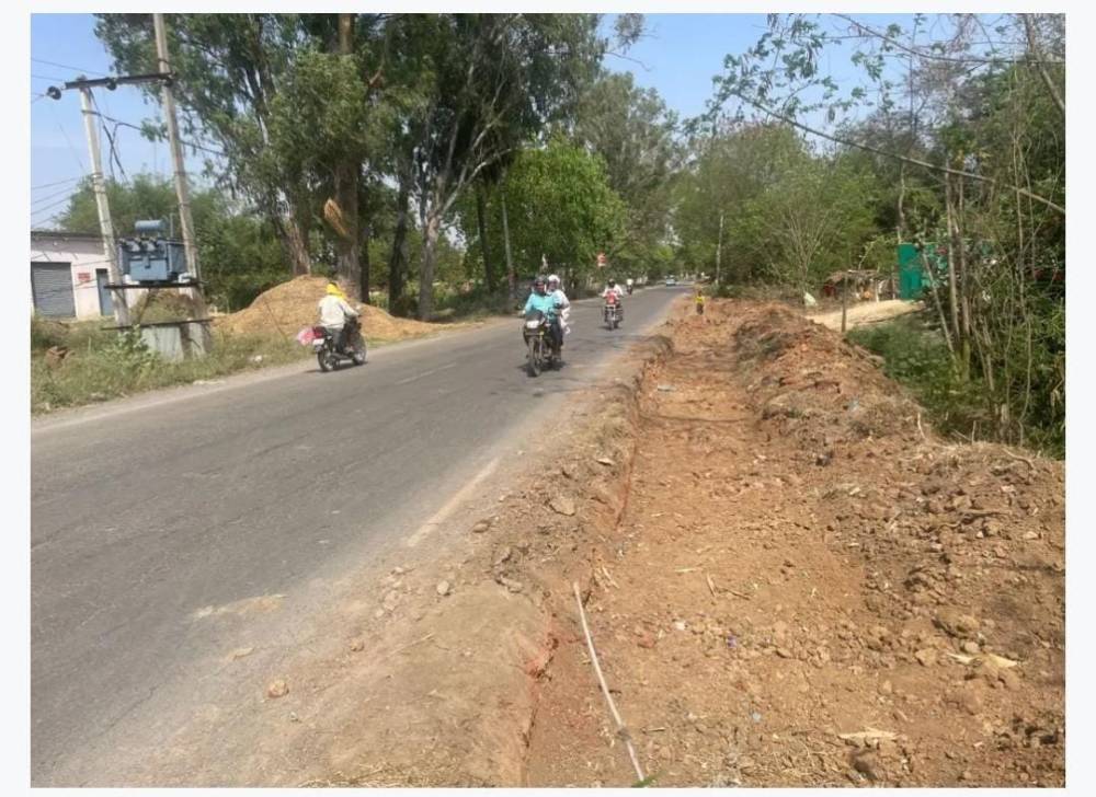 Kashi Ki Aawaz | कलवारी-खलियारी स्टेट हाईवे चौड़ीकरण में लापरवाही, सुरक्षा इंतजाम नदारद।