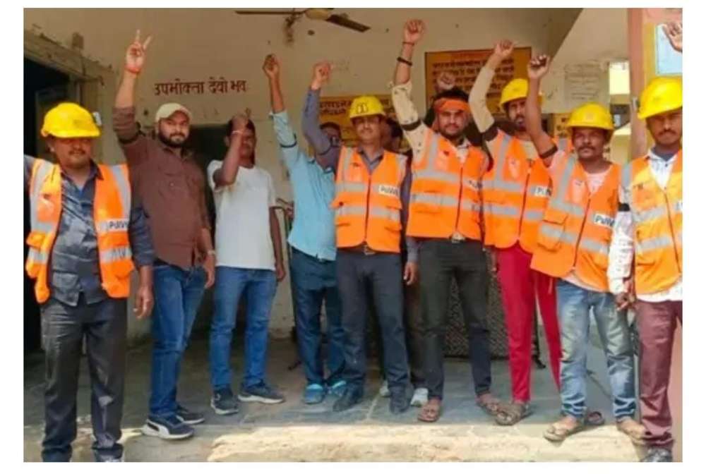 मांगों को लेकर निविदा बिजली कर्मचारियों ने काली पट्टी बांध किया प्रदर्शन। || KashiKiAawaz