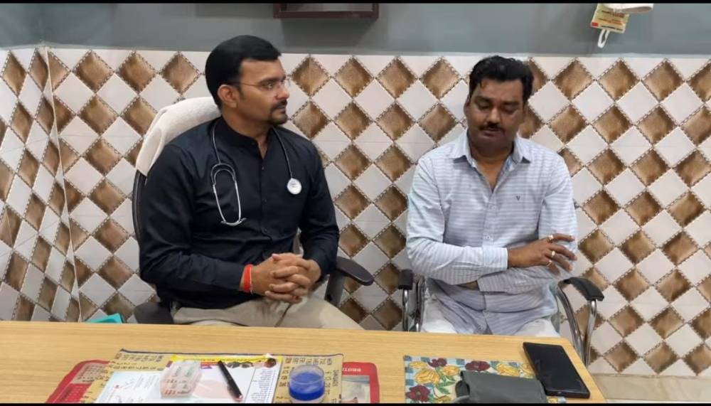 पुर्व विधायक अविनाश कुशवाहा उपकार हॉस्पिटल मे दवा कराते हुए। || KashiKiAawaz