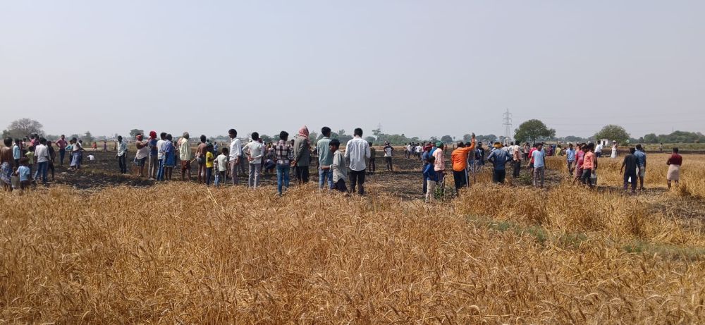 चंदौली में भीषण अग्निकांड: 10 बीघा से अधिक गेहूं की फसल जलकर राख, किसानों पर टूटा संकट। || KashiKiAawaz
