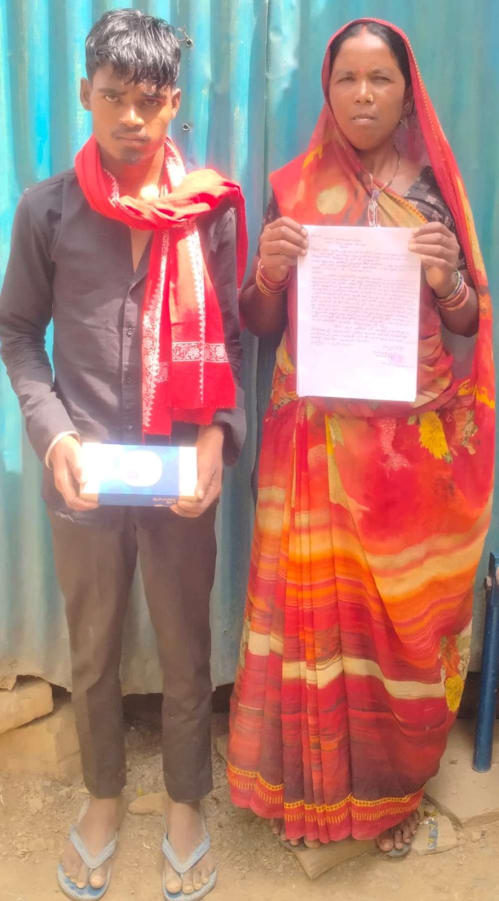 काम करके घर लौटते समय चार अज्ञात लोगों ने की मोबाइल फोन की छिनैती। || KashiKiAawaz