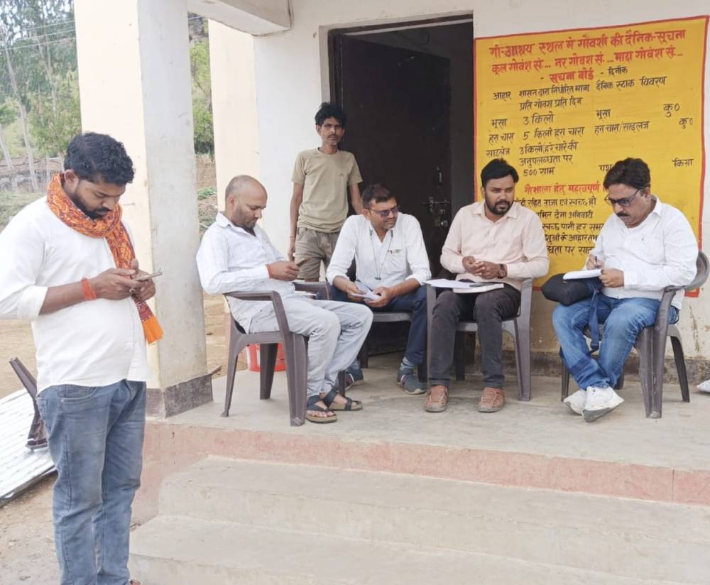 गोआश्रय केंद्र मऊ खुर्द का एडीसीओ ने किया निरीक्षण। || KashiKiAawaz