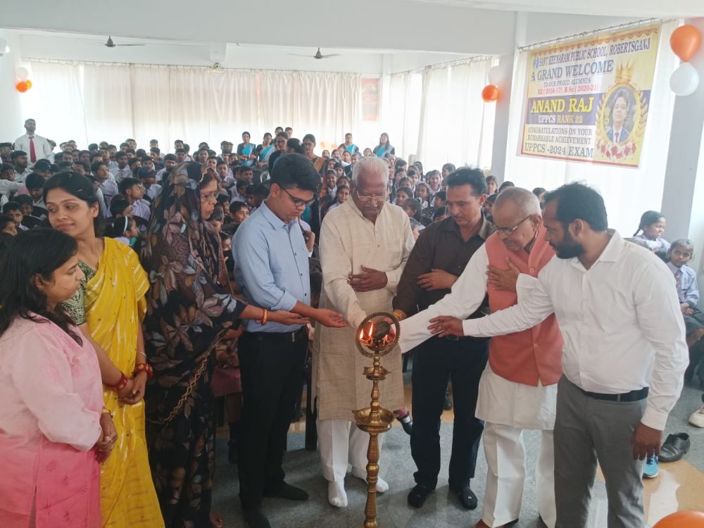 Kashi Ki Aawaz | पीसीएस आनंद राज सिंह का माता-पिता के साथ हुआ भव्य स्वागत।