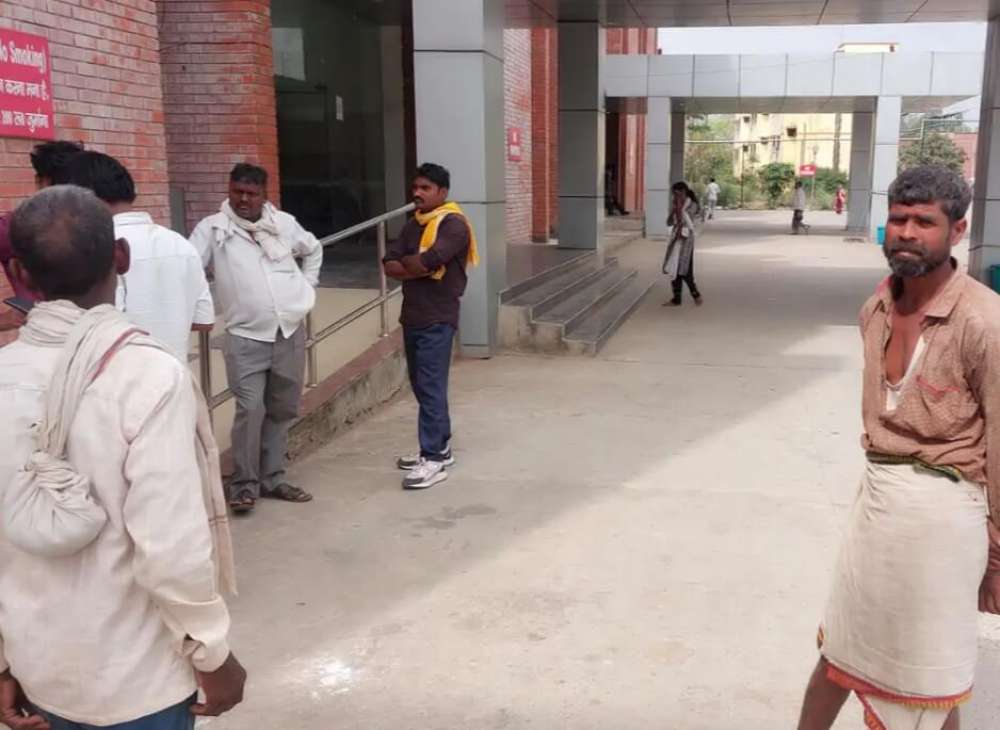 Kashi Ki Aawaz | स्टे तार में उतरे करंट से तीन झुलसे, एक की हालत गंभीर, वाराणसी रेफर।