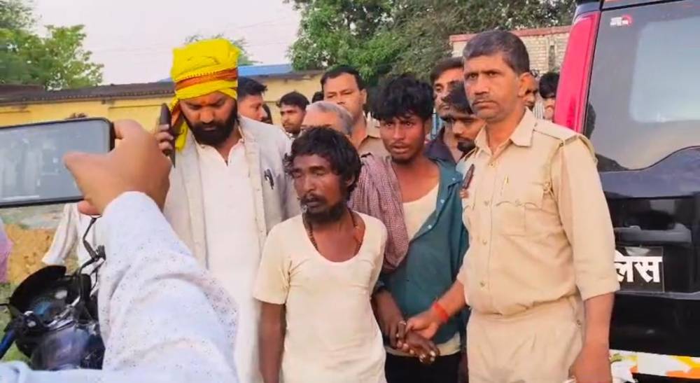 Kashi Ki Aawaz | प्राचीन हनुमान मंदिर में तोड़़ फोड़़ कर किया आग के हवाले, इलाके में मचा हड़कम्प।