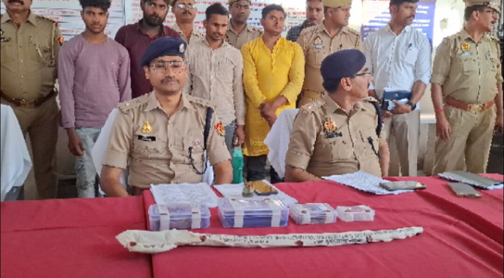 कुरहना लूटकांड का खुलासा, चार आरोपी गिरफ्तार 23 हजार रुपये, सोने का लॉकेट और तलवार बरामद। || KashiKiAawaz